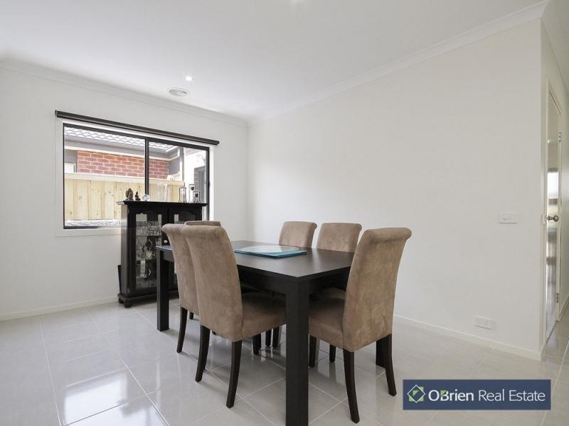 16 Alice Mary Road, Cranbourne West VIC 3977