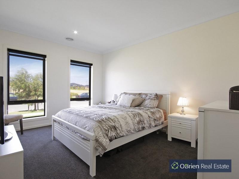 16 Alice Mary Road, Cranbourne West VIC 3977