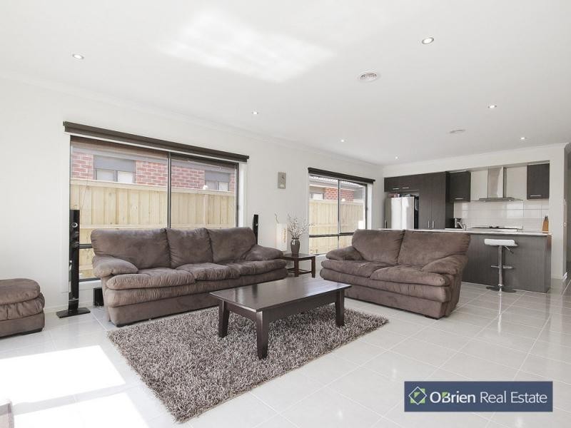 16 Alice Mary Road, Cranbourne West VIC 3977