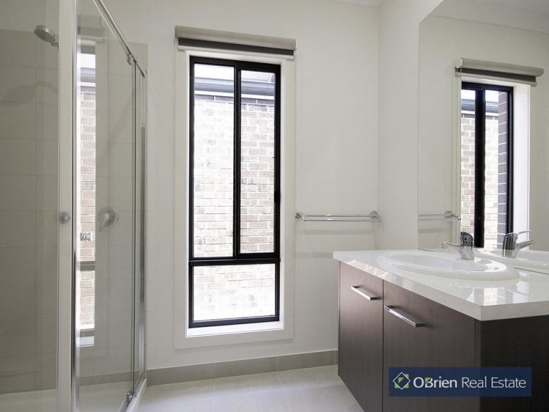 16 Alice Mary Road, Cranbourne West VIC 3977