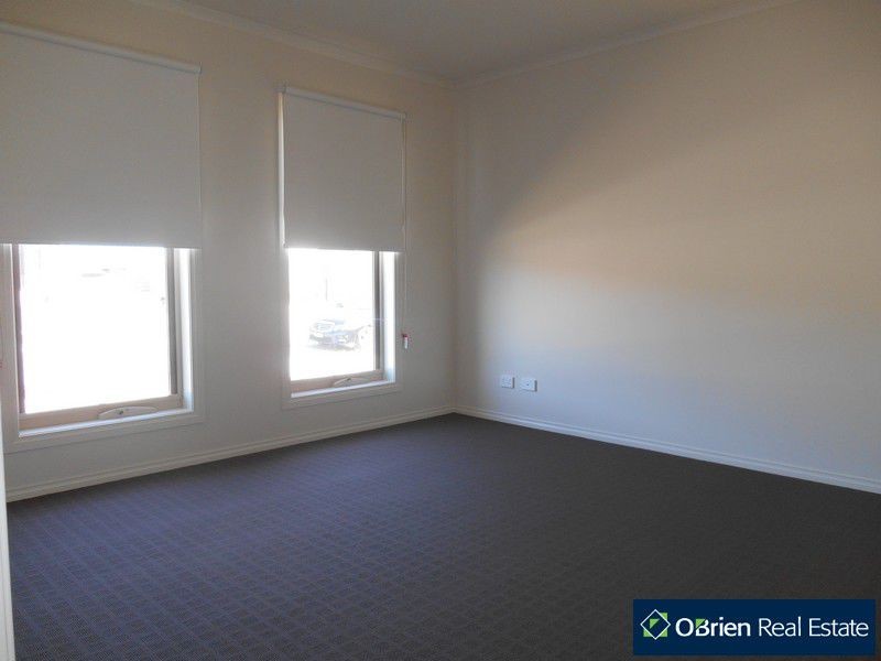 37 Mickleham Drive, Cranbourne North VIC 3977