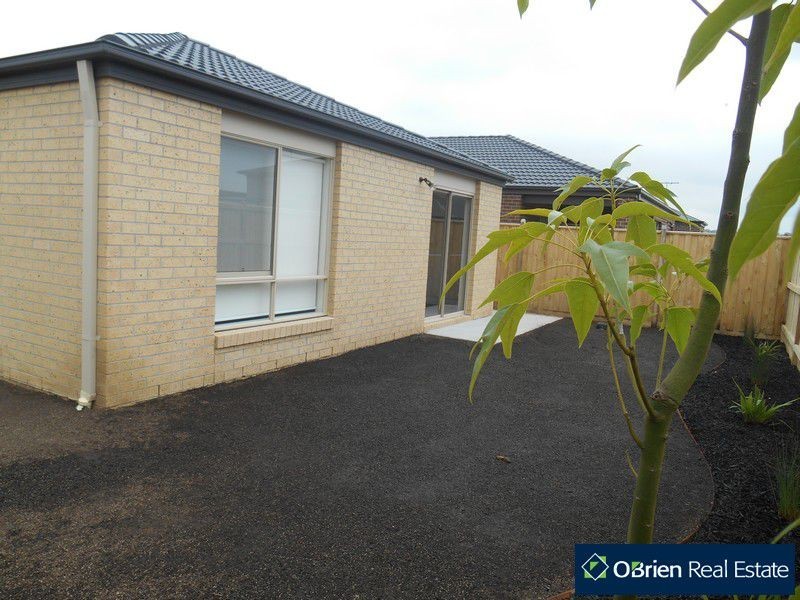 37 Mickleham Drive, Cranbourne North VIC 3977
