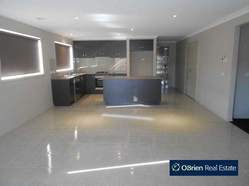 50 Lindentree Way, Cranbourne North VIC 3977