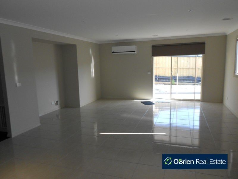 50 Lindentree Way, Cranbourne North VIC 3977