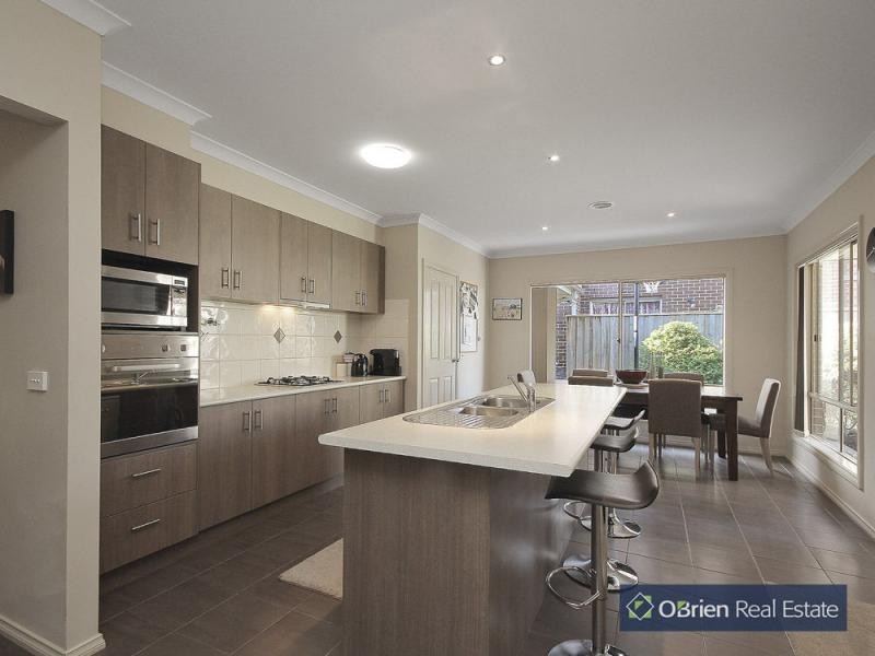 6 Kirrabilli Parade, The Chase, Berwick VIC 3806