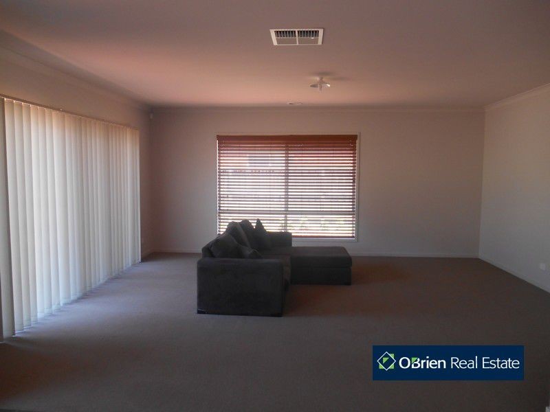 11 Mermaid Grove, Lyndhurst VIC 3975