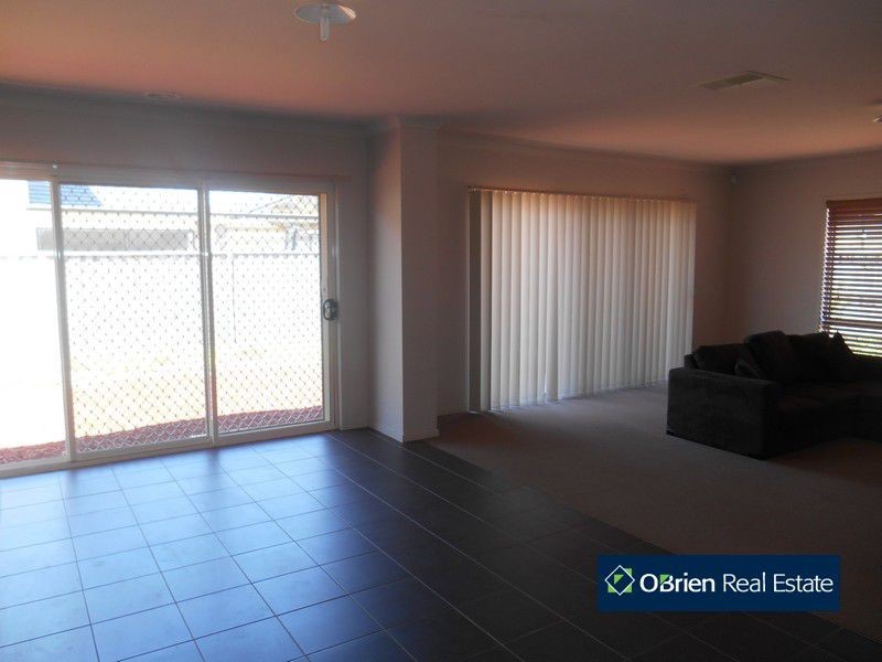 11 Mermaid Grove, Lyndhurst VIC 3975