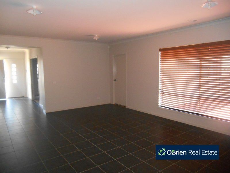 11 Mermaid Grove, Lyndhurst VIC 3975