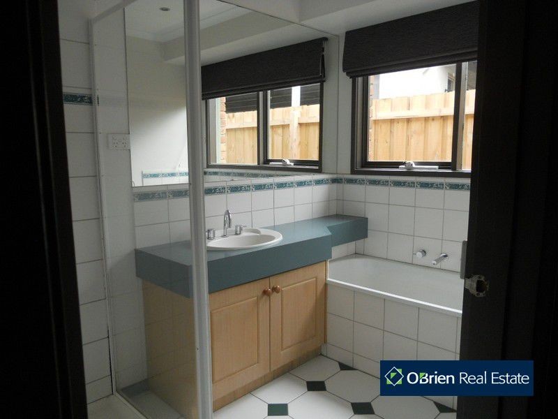 41 Hedgeley Drive, Berwick VIC 3806