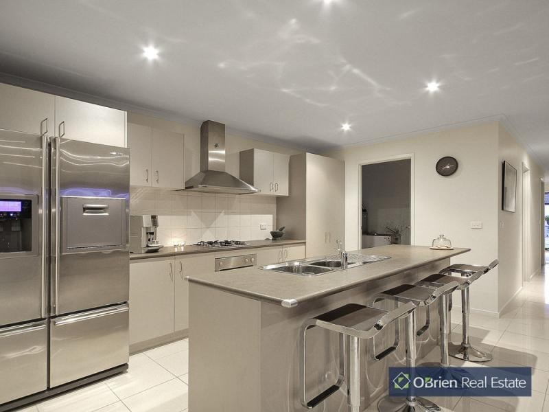 10 Locky Grove, Lyndhurst VIC 3975