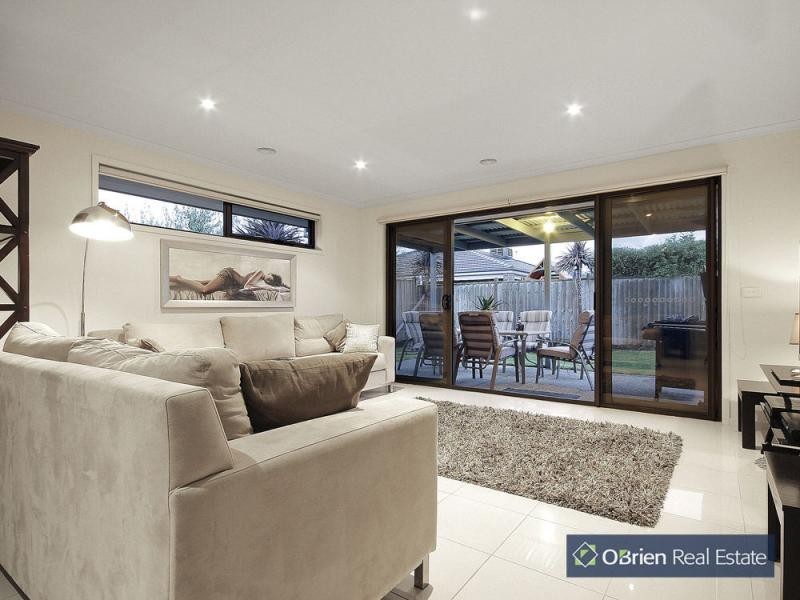 10 Locky Grove, Lyndhurst VIC 3975