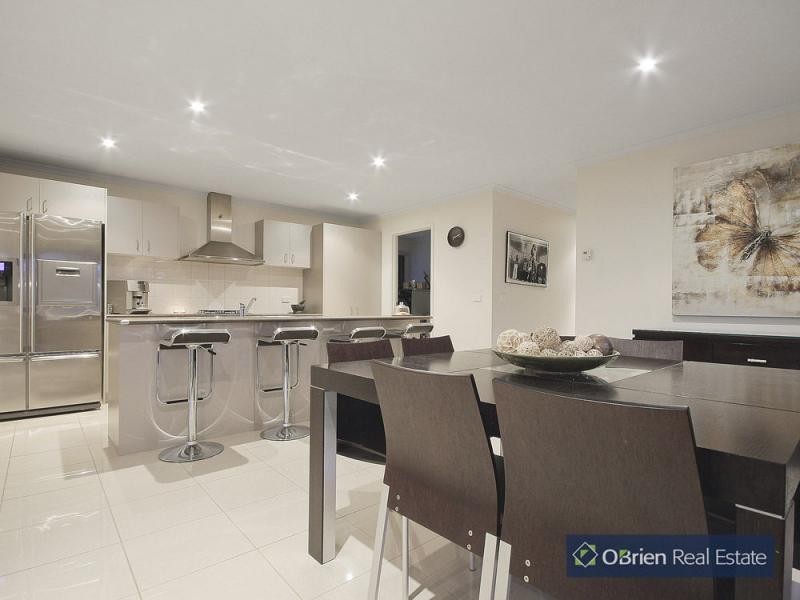 10 Locky Grove, Lyndhurst VIC 3975