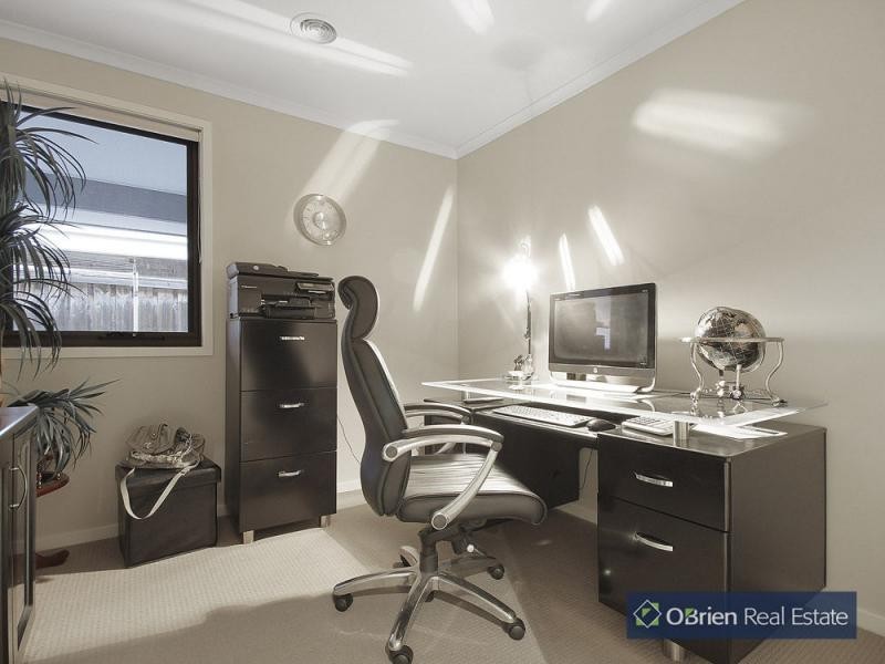 10 Locky Grove, Lyndhurst VIC 3975