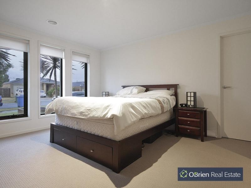 10 Locky Grove, Lyndhurst VIC 3975