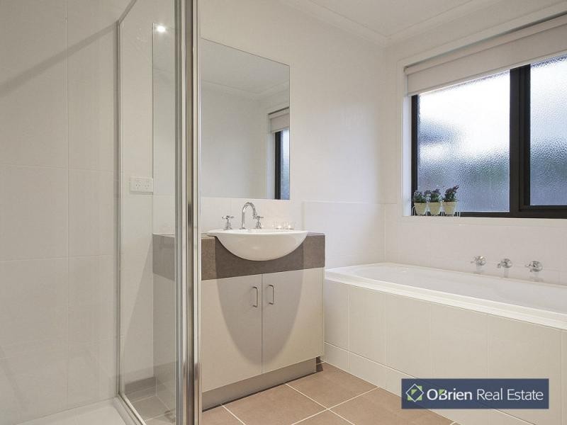 10 Locky Grove, Lyndhurst VIC 3975