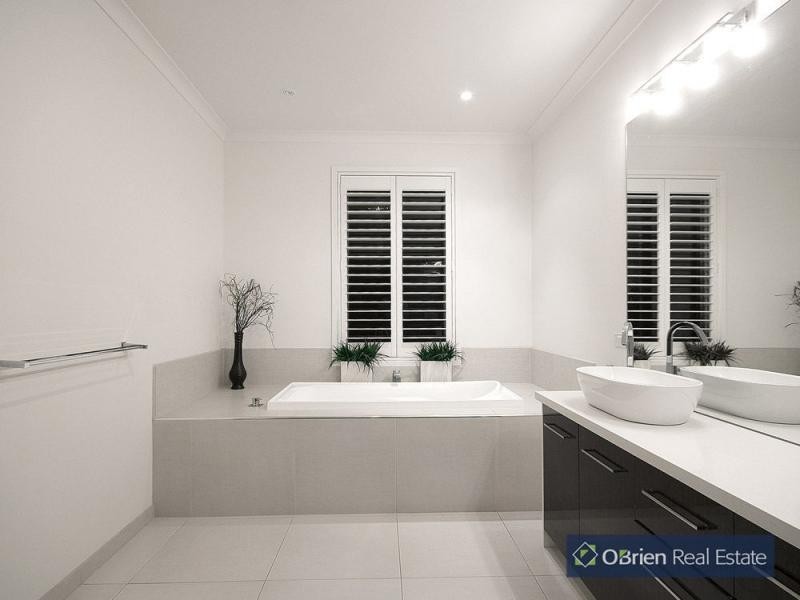 4-6 Meadow Road, Devon Meadows VIC 3977