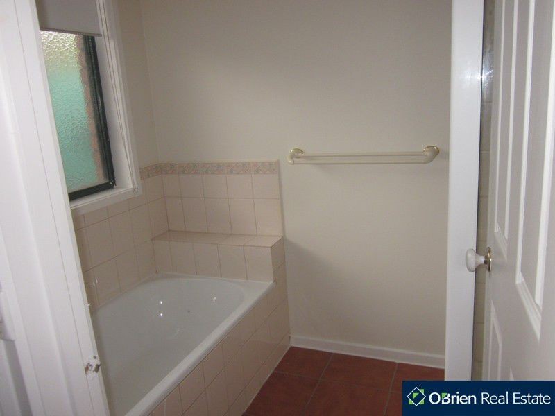 8 Culcairn Court, Narre Warren South VIC 3805