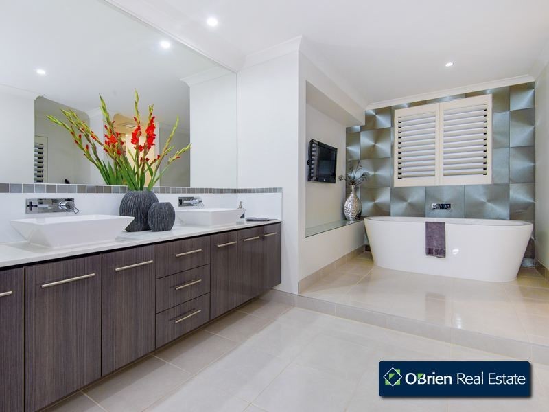 18 Ripplebrook Boulevard, Narre Warren North VIC 3804