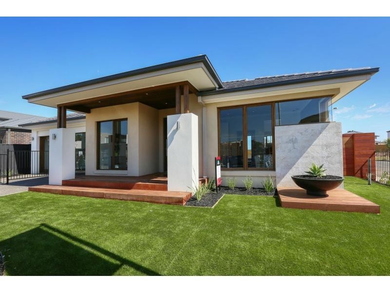 7 Flowerbloom Crescent, Clyde North VIC 3978
