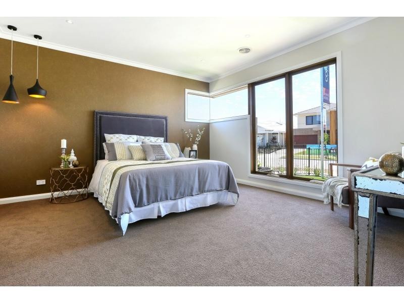 7 Flowerbloom Crescent, Clyde North VIC 3978