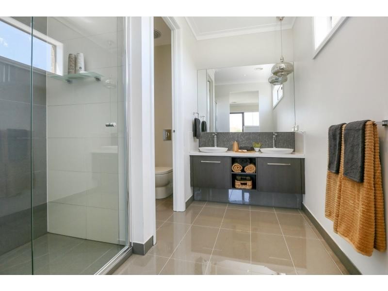 7 Flowerbloom Crescent, Clyde North VIC 3978