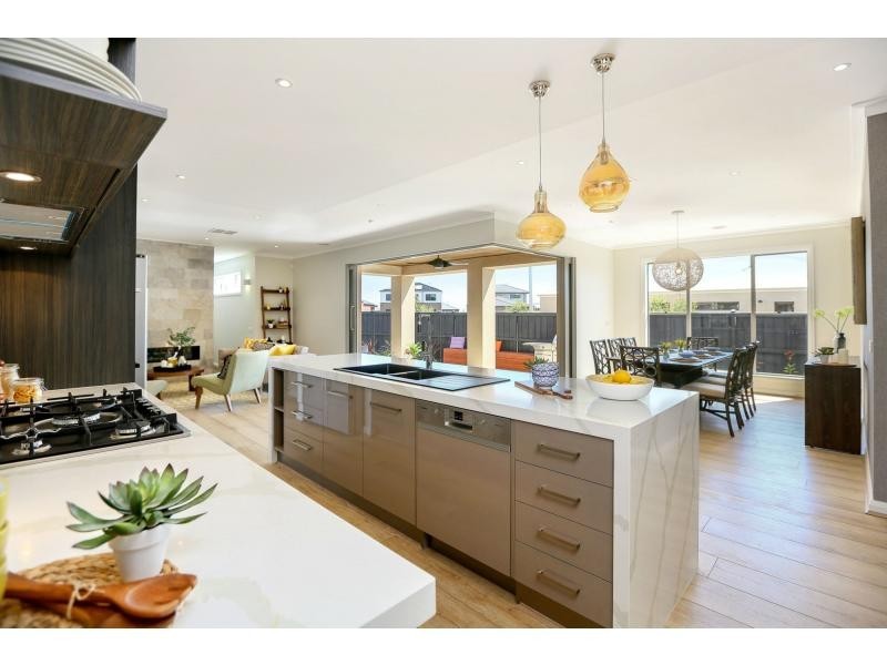 7 Flowerbloom Crescent, Clyde North VIC 3978