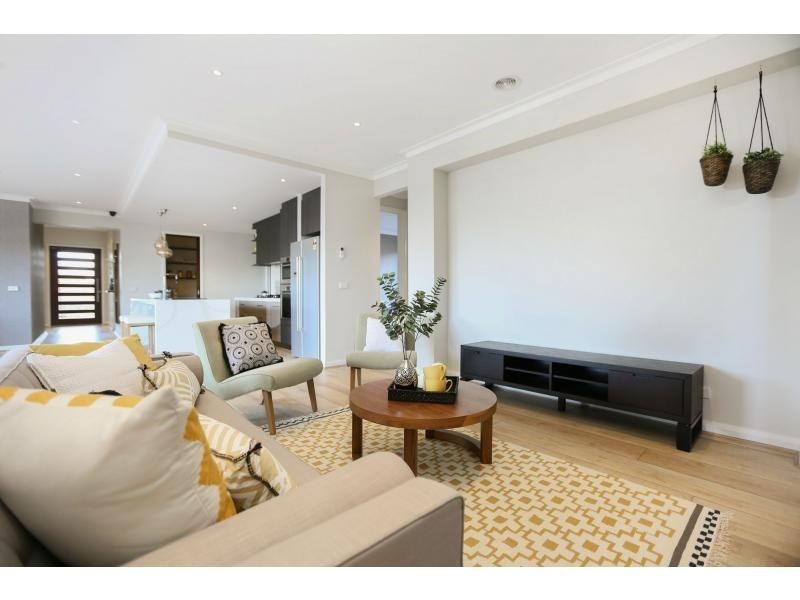 7 Flowerbloom Crescent, Clyde North VIC 3978