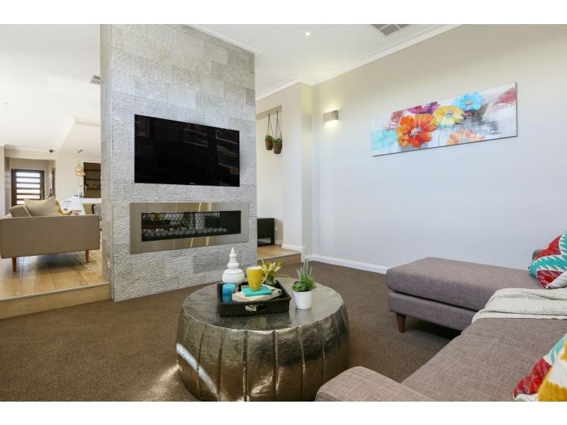7 Flowerbloom Crescent, Clyde North VIC 3978