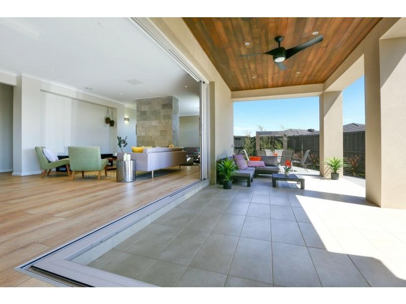 7 Flowerbloom Crescent, Clyde North VIC 3978