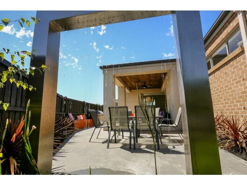 7 Flowerbloom Crescent, Clyde North VIC 3978