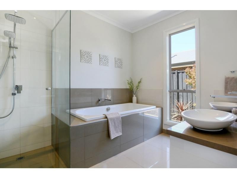 7 Flowerbloom Crescent, Clyde North VIC 3978