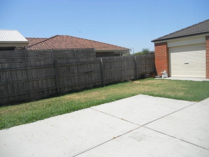 24 Shaftsbury Avenue, Berwick VIC 3806