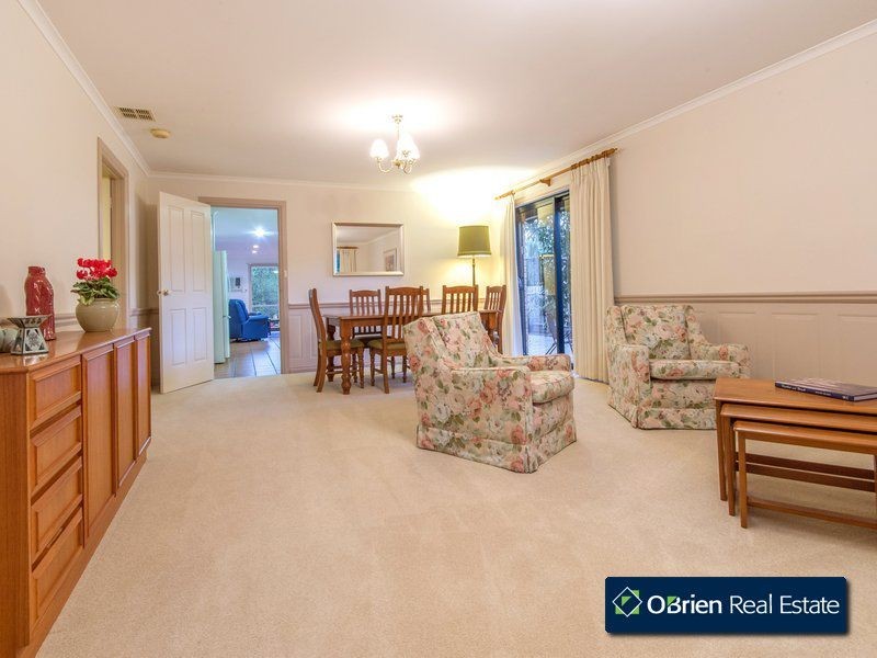 33 Hedgeley Drive, Berwick VIC 3806