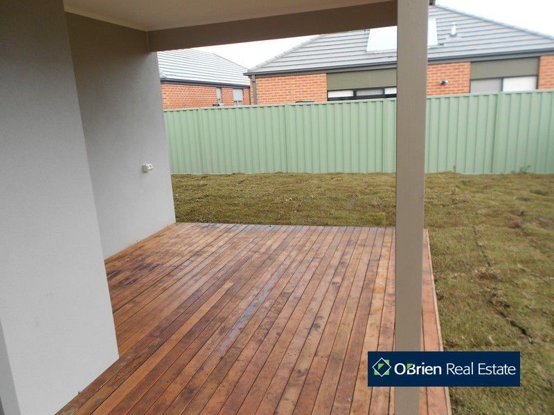 18 Avon River Way, Pakenham VIC 3810