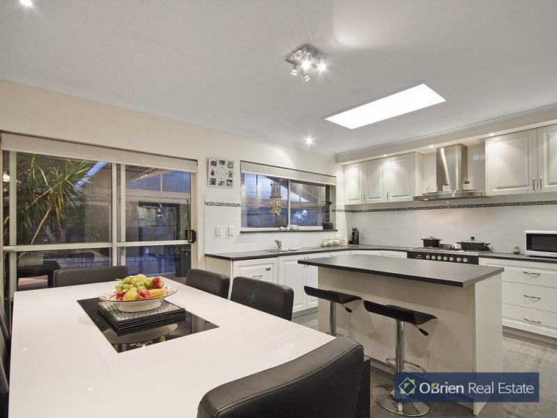 7 Dee-Wy Road, Narre Warren South VIC 3805