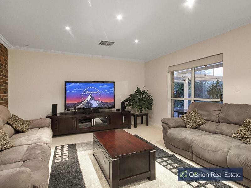 7 Dee-Wy Road, Narre Warren South VIC 3805