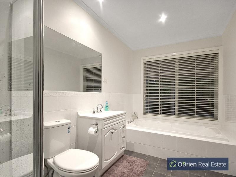 7 Dee-Wy Road, Narre Warren South VIC 3805