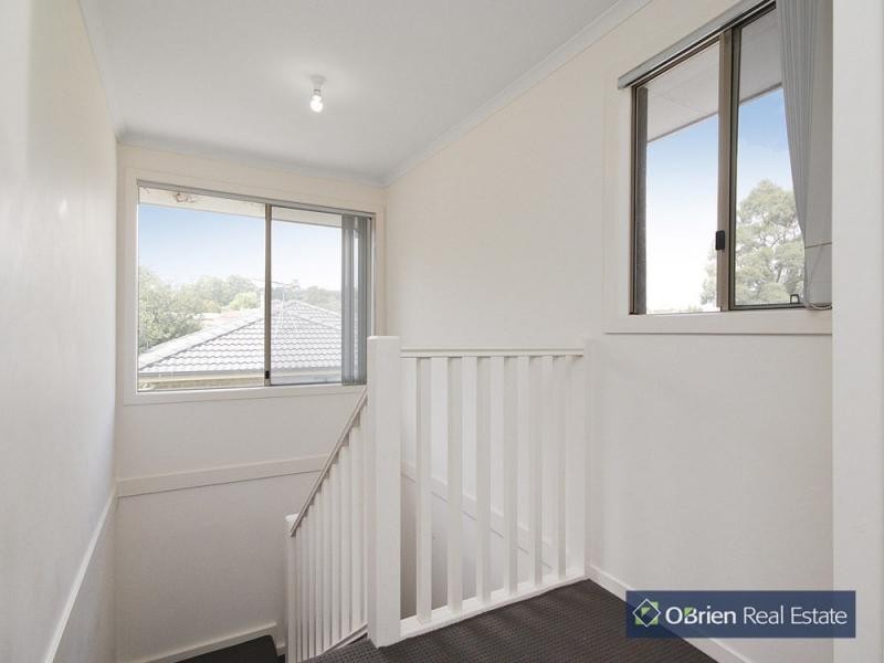 2/55-57 Strathhavan Drive, Berwick VIC 3806
