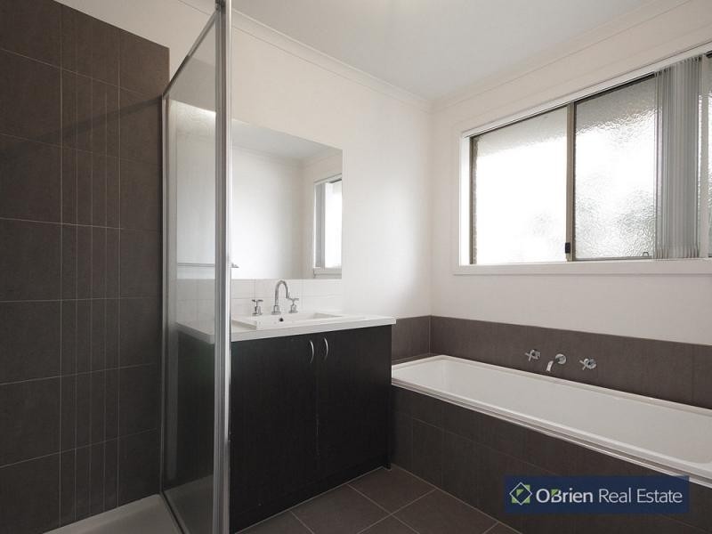 2/55-57 Strathhavan Drive, Berwick VIC 3806