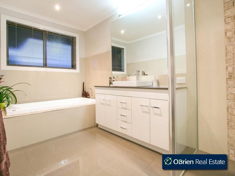 42 Royston Avenue, Berwick VIC 3806