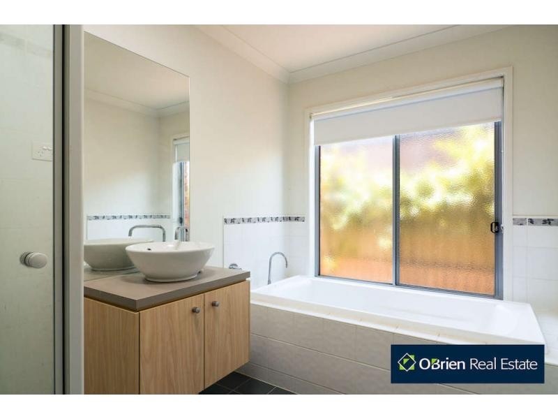 1 Bradford Drive, Cranbourne East VIC 3977