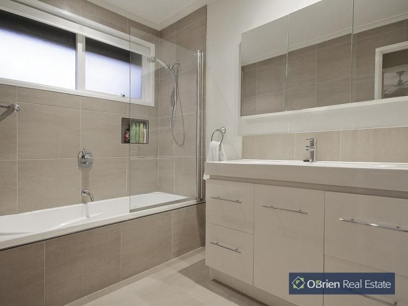 17 Lodge Crescent, Berwick VIC 3806