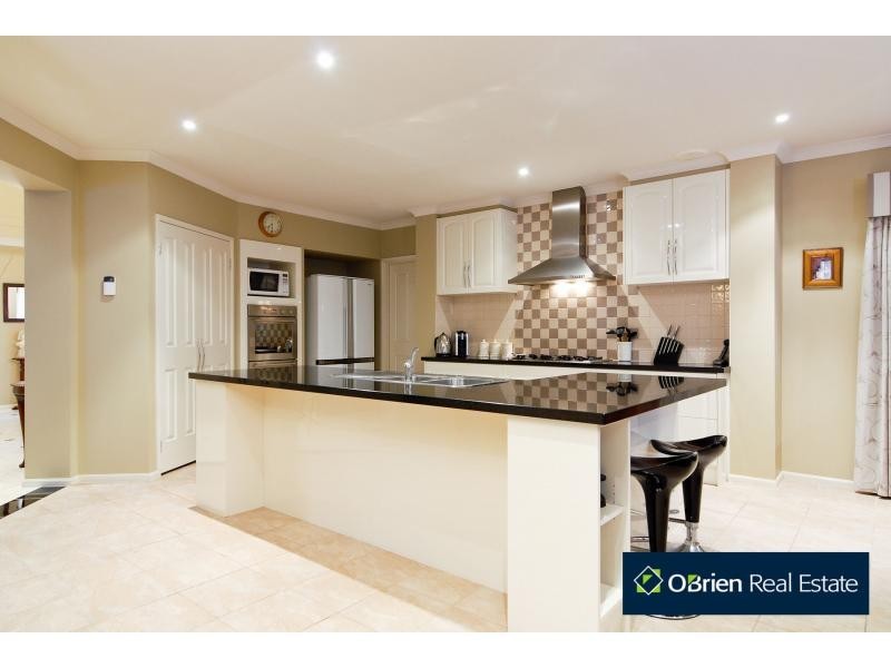 33 St Ives Drive, Narre Warren South VIC 3805