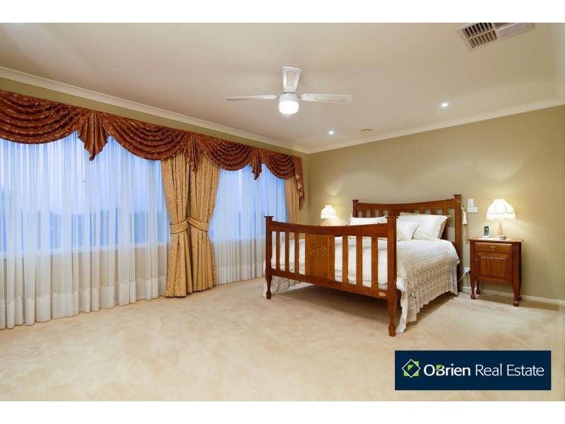 33 St Ives Drive, Narre Warren South VIC 3805