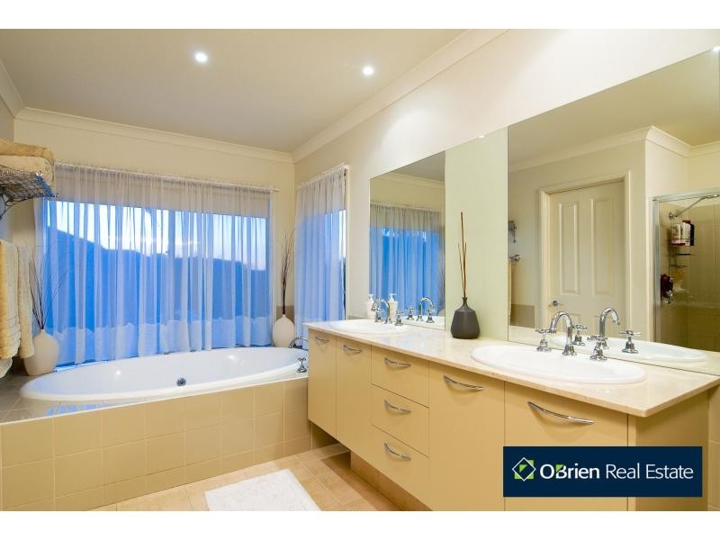 33 St Ives Drive, Narre Warren South VIC 3805