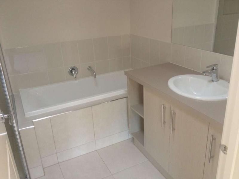 28 Stonebridge Lane, Pakenham VIC 3810