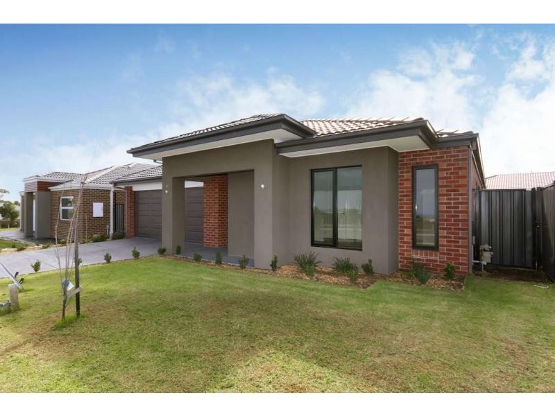 52 Waterside Drive, Pakenham VIC 3810