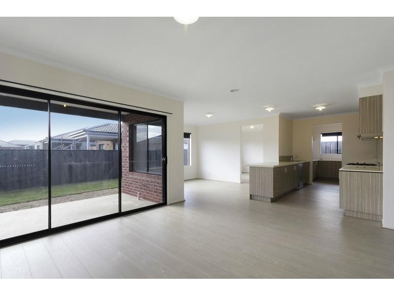 52 Waterside Drive, Pakenham VIC 3810