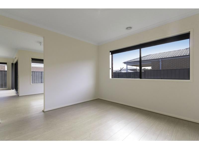 52 Waterside Drive, Pakenham VIC 3810