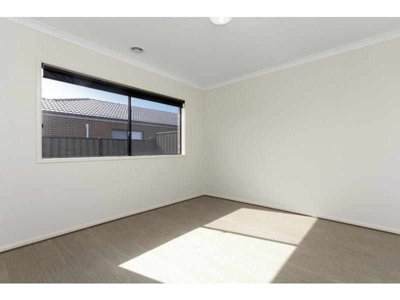 52 Waterside Drive, Pakenham VIC 3810